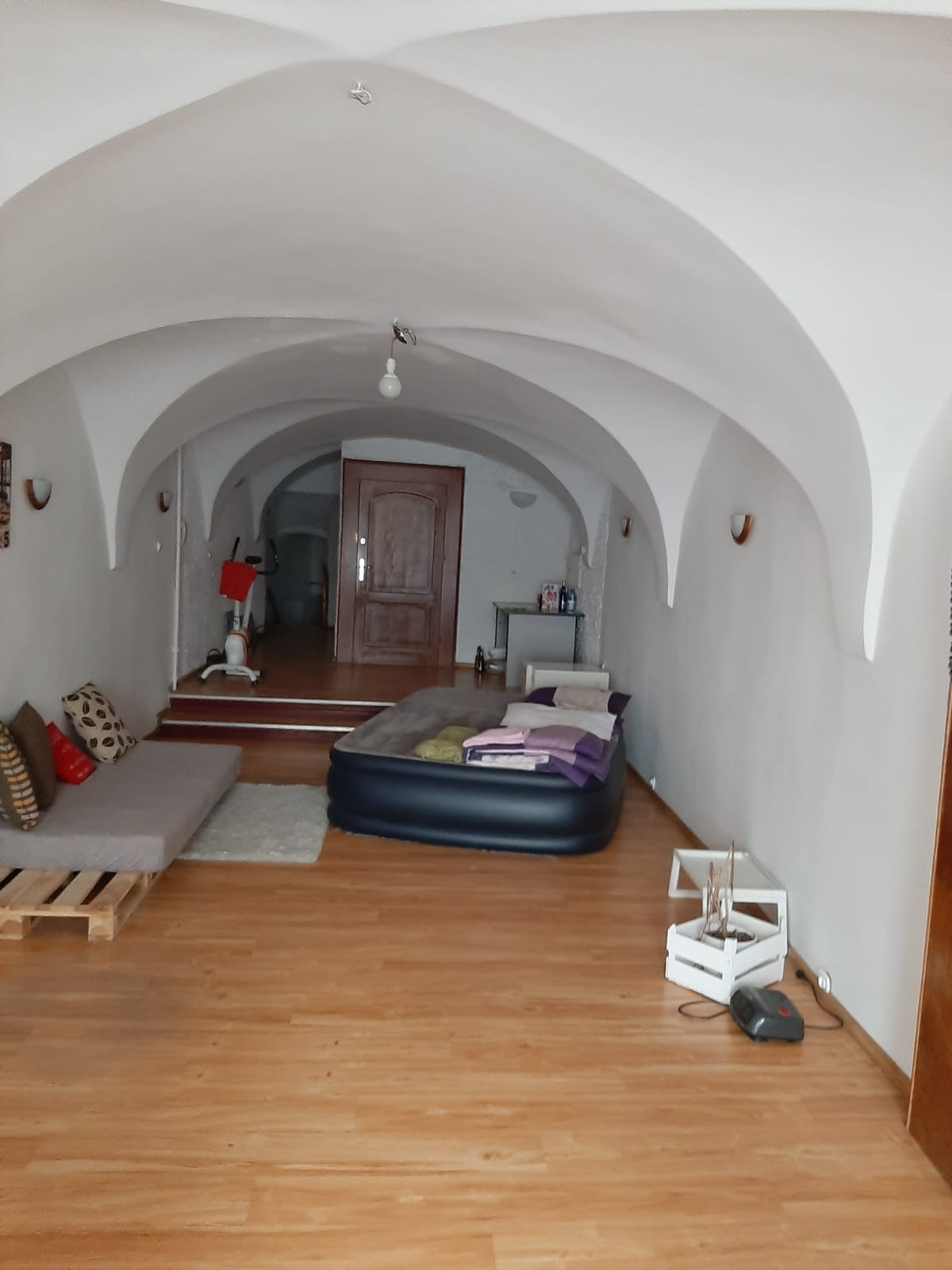 Dwupokojowe mieszkanie położone w kamienicy w ścisłym centrum Świdnicy.