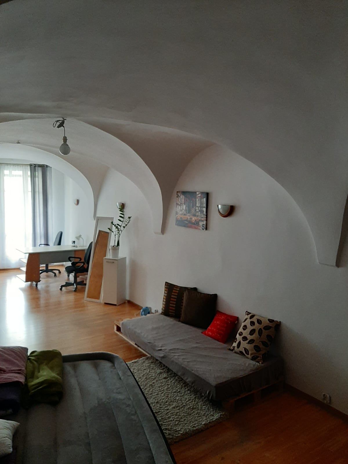 Dwupokojowe mieszkanie położone w kamienicy w ścisłym centrum Świdnicy.